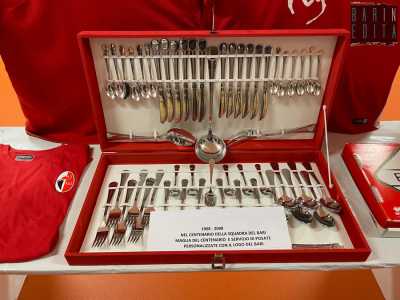 A qualche anno prima risale invece il raro servizio di posate forgiato nel 2008 in occasione del centenario del Bari sulle quali � inciso il logo della squadra